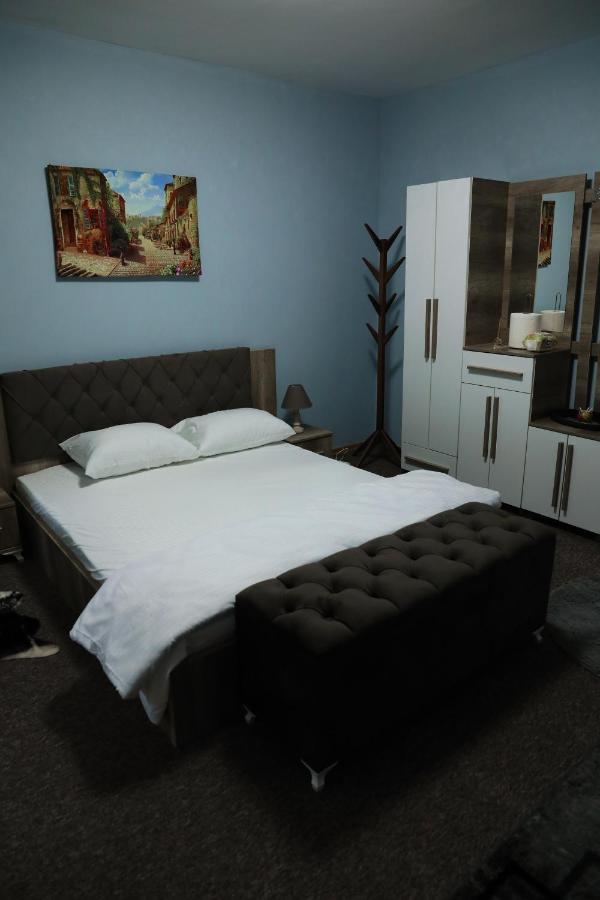 City Park Hostel 普里什蒂纳 外观 照片
