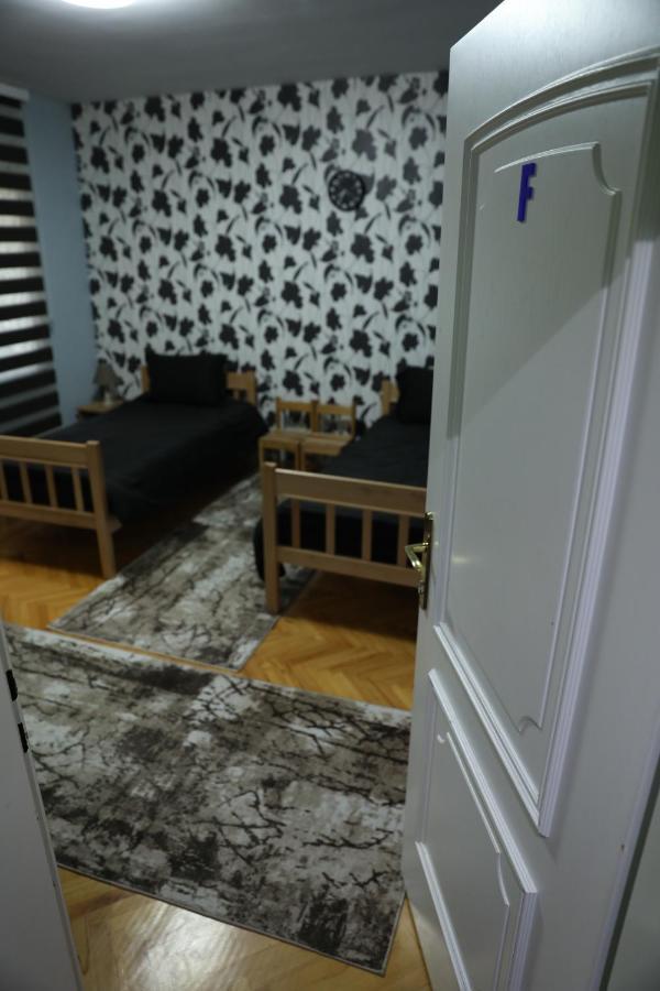 City Park Hostel 普里什蒂纳 外观 照片